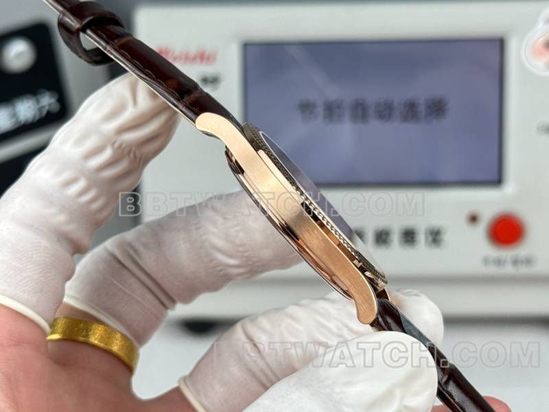 百达翡丽最优复刻手表SDF厂古典银盘钉纹圈玫瑰金壳39mm皮带款侧面实拍图