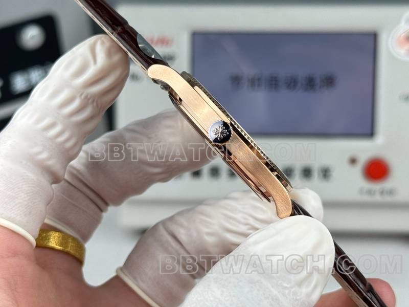 百达翡丽最优复刻手表SDF厂古典银盘钉纹圈玫瑰金壳39mm皮带款侧面实拍图