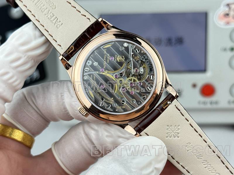 百达翡丽最优复刻手表SDF厂古典银盘钉纹圈玫瑰金壳39mm皮带款背面实拍图