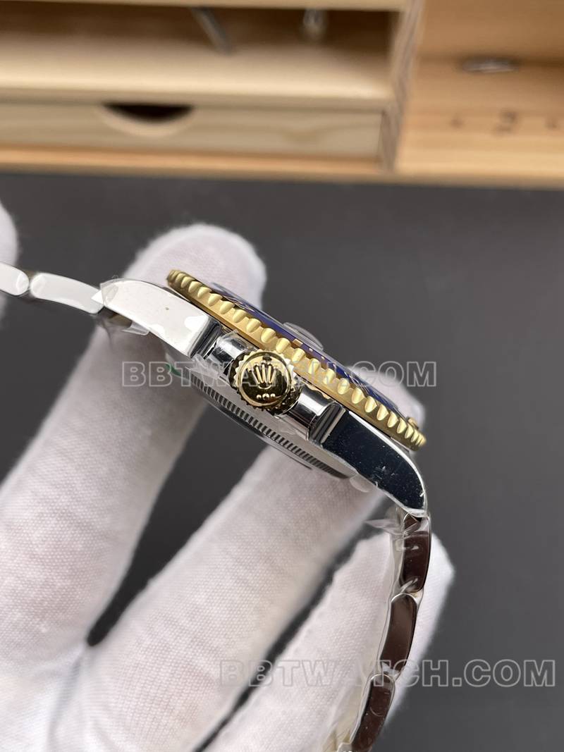 劳力士1:1复刻手表RC厂潜航者40mm间金蓝水鬼3135机芯侧面实拍图