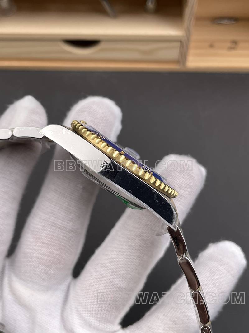 劳力士1:1复刻手表RC厂潜航者40mm间金蓝水鬼3135机芯侧面实拍图