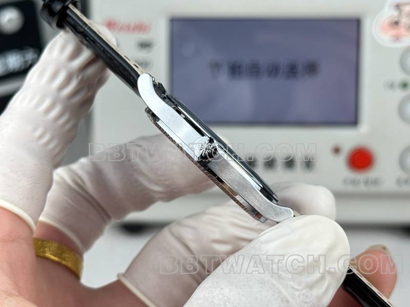 百达翡丽1:1复刻手表SDF厂古典黑盘钉纹圈39mm皮带款侧面实拍图