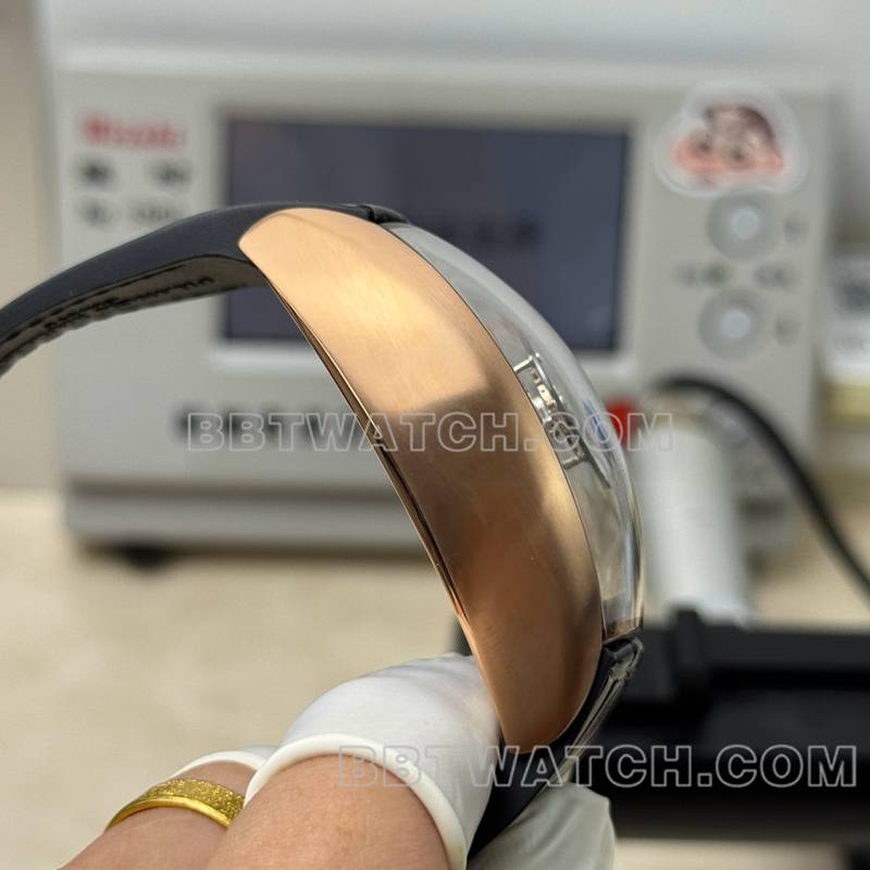 法穆兰最优复刻手表镂空陀飞轮皮带款侧面实拍图