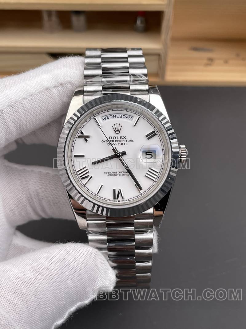 劳力士最佳复刻手表RC厂星期日历40mm白盘3255钢带款正面实拍图