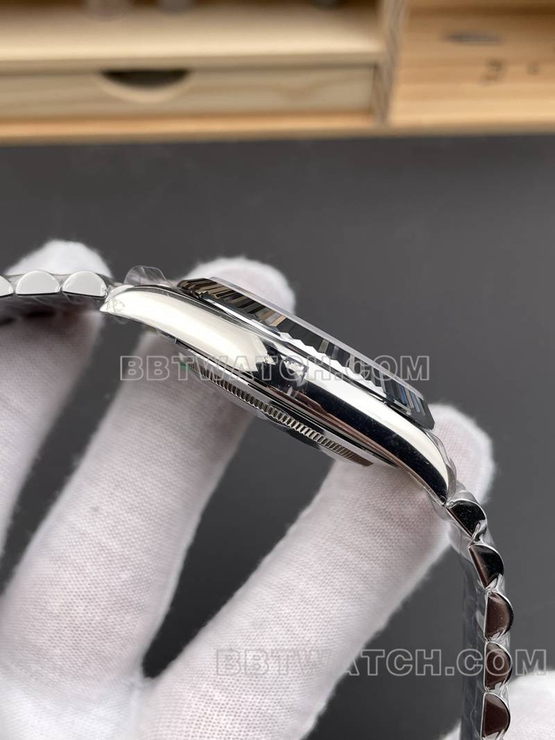 劳力士最佳复刻手表RC厂星期日历40mm白盘3255钢带款侧面实拍图