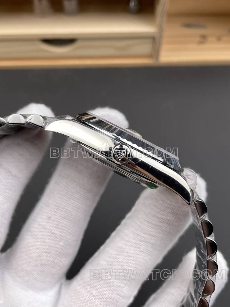 劳力士最佳复刻手表RC厂星期日历40mm白盘3255钢带款侧面实拍图