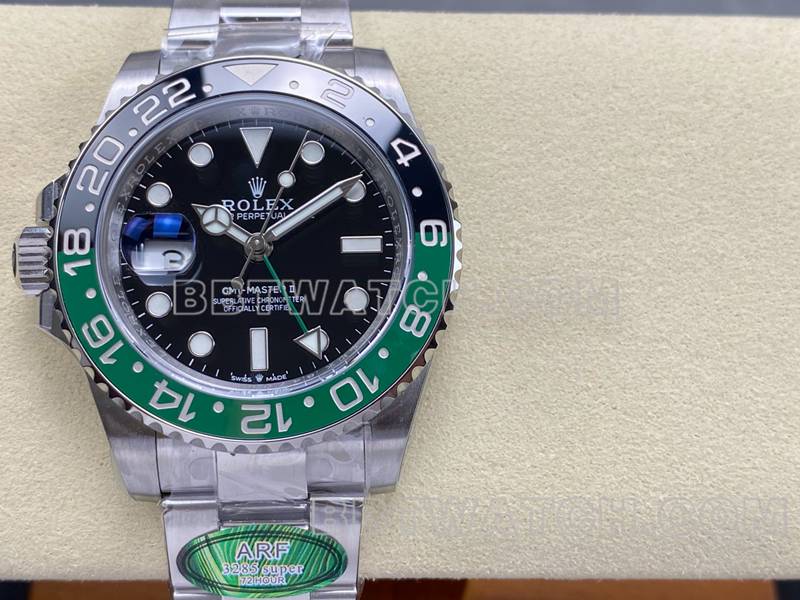 劳力士最佳复刻手表ARF厂格林尼治GMT绿黑圈3285三格链节正面实拍图
