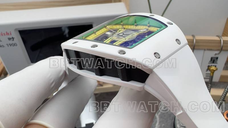 理查德米勒最优复刻手表R厂镂空盘白色橡胶款RM061侧面实拍图