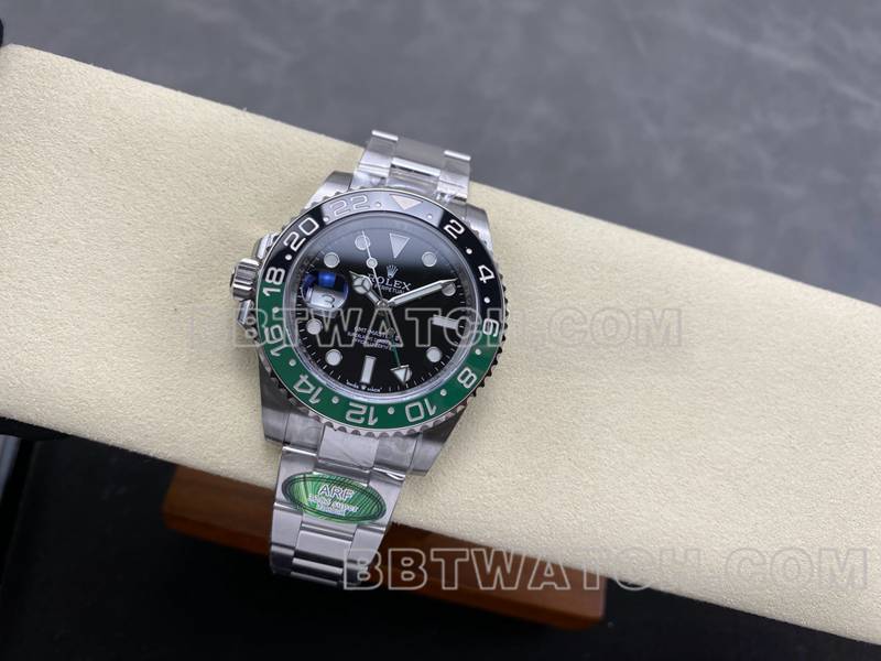 劳力士最佳复刻手表ARF厂格林尼治GMT绿黑圈3285三格链节正面实拍图