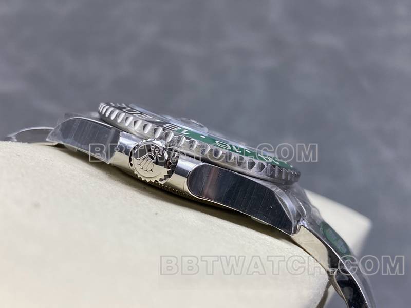 劳力士最佳复刻手表ARF厂格林尼治GMT绿黑圈3285三格链节侧面实拍图