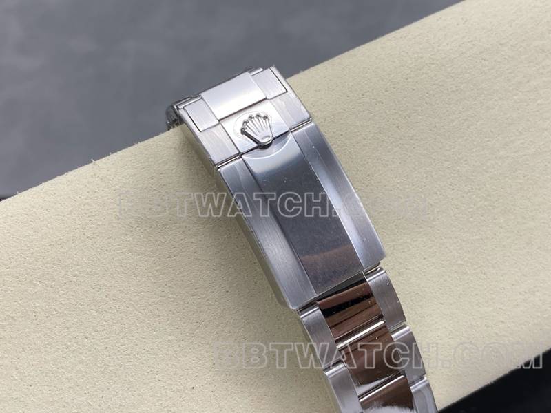 劳力士最佳复刻手表ARF厂格林尼治GMT绿黑圈3285三格链节表带实拍图