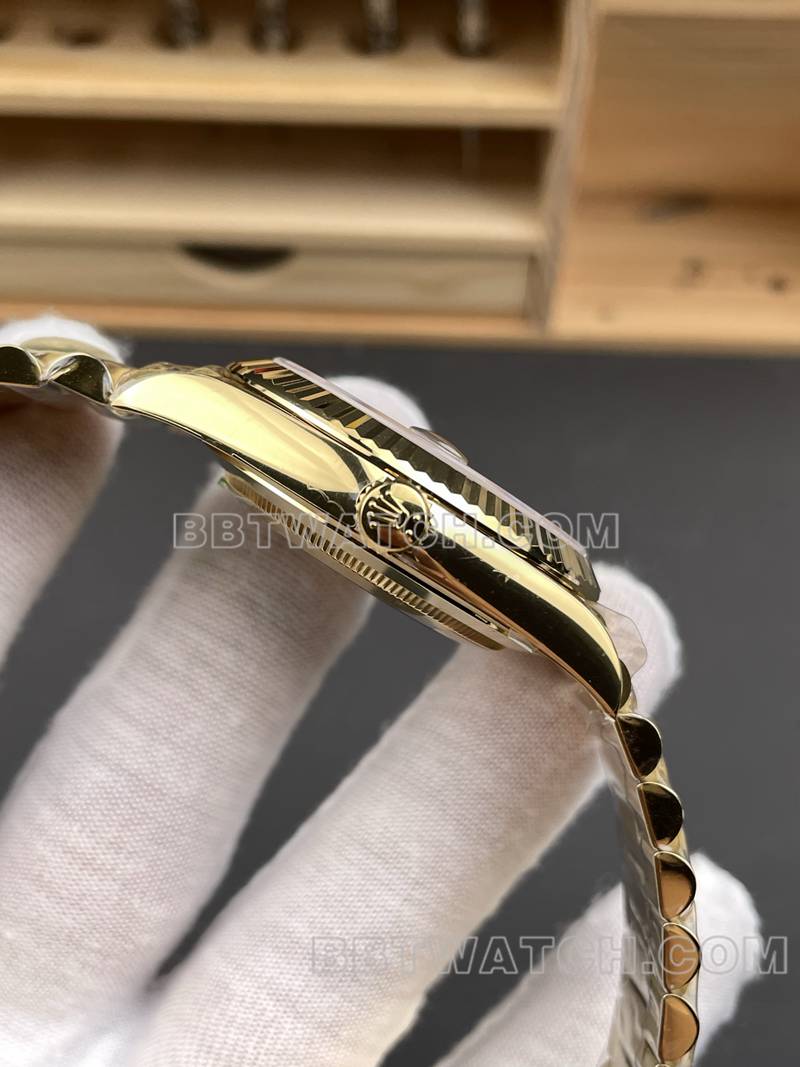 劳力士最优复刻手表RC厂星期日历40mm黑盘3255黄金钢带款侧面实拍图