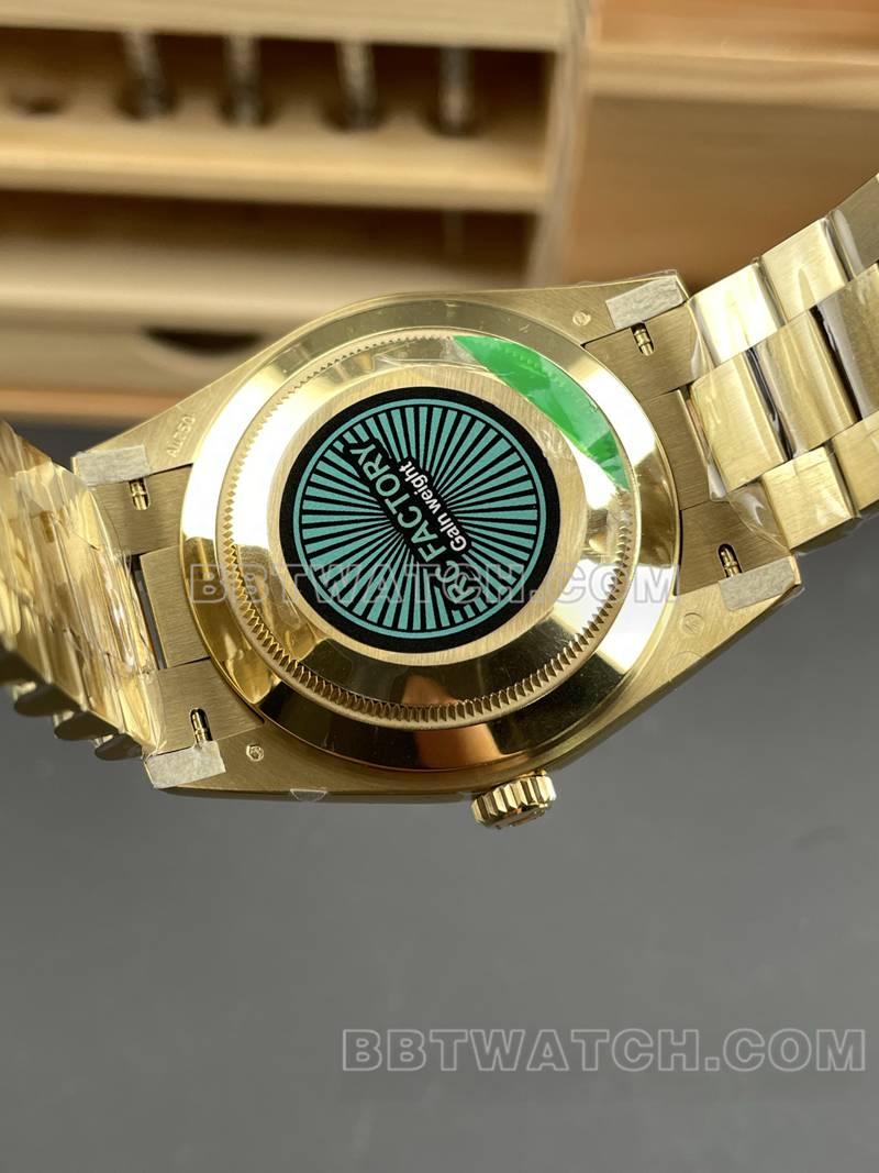 劳力士最优复刻手表RC厂星期日历40mm黑盘3255黄金钢带款背面实拍图