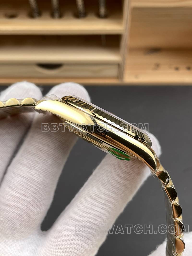 劳力士最优复刻手表RC厂星期日历40mm黑盘3255黄金钢带款侧面实拍图