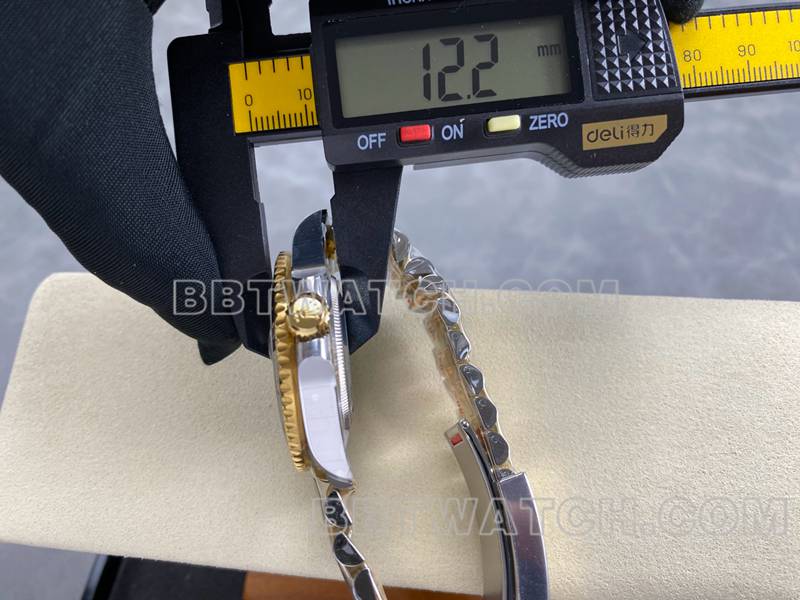 劳力士顶级复刻手表ARF厂格林尼治GMT黑盘3285间金钢带款侧面实拍图