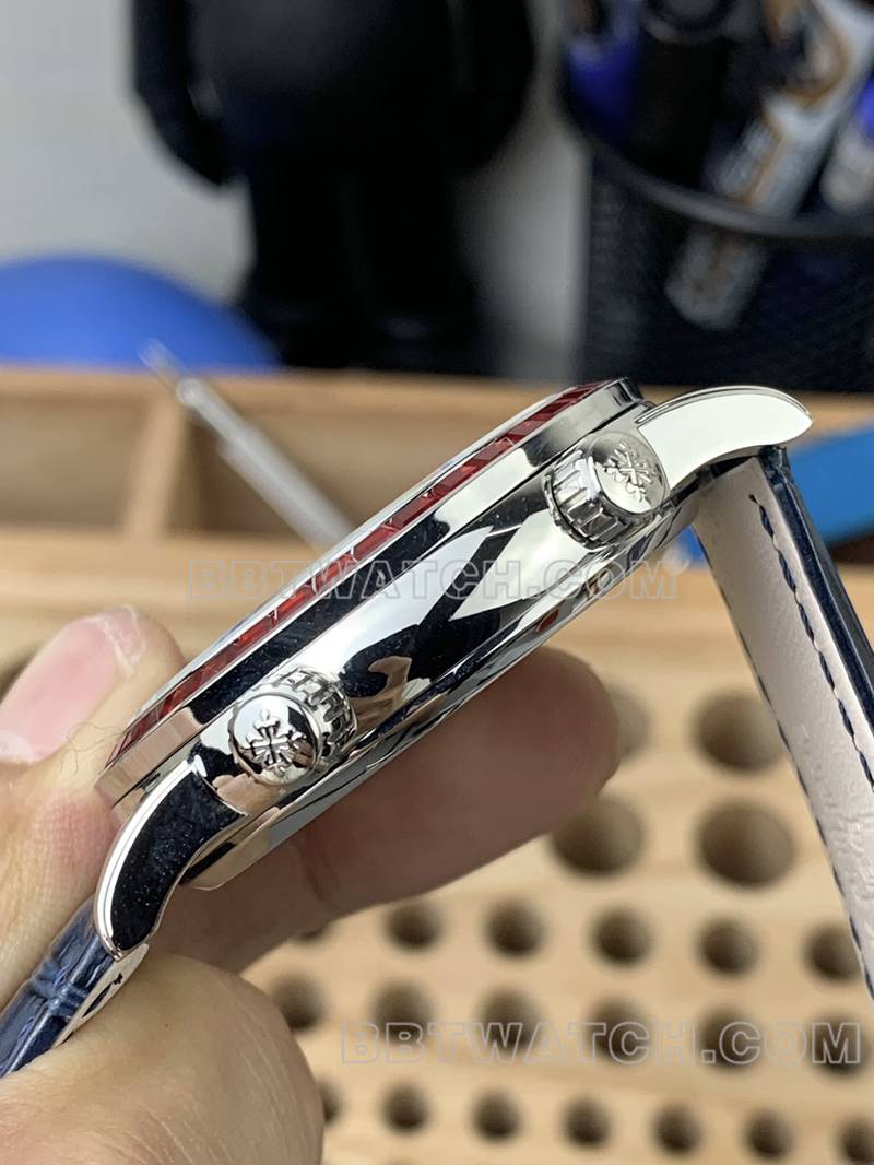 百达翡丽最优复刻手表3K厂超级复杂功能时计蓝盘红钻圈皮带款侧面实拍图