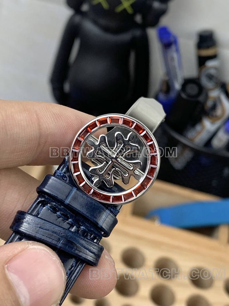 百达翡丽最优复刻手表3K厂超级复杂功能时计蓝盘红钻圈皮带款表带实拍图