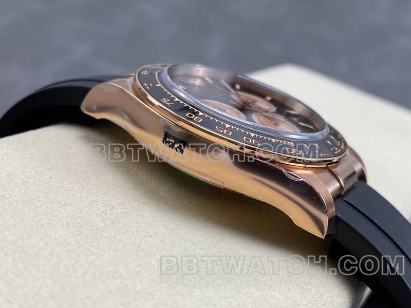 劳力士顶级复刻手表ARF厂迪通拿黑盘玫瑰金4131橡胶款侧面实拍图