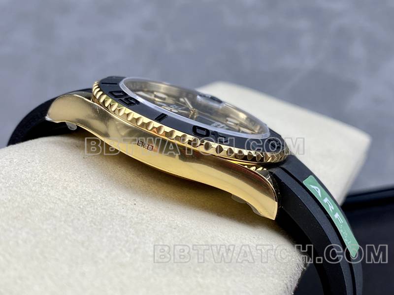 劳力士超级克隆手表ARF厂游艇名仕黑盘黄金壳42mm橡胶款侧面实拍图