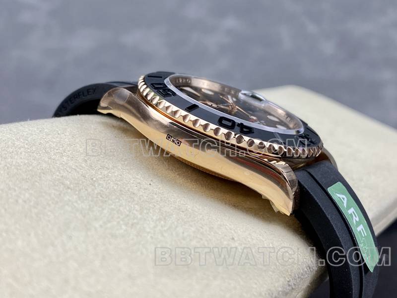 劳力士最佳复刻手表ARF厂游艇名仕黑盘玫瑰金壳42mm橡胶款侧面实拍图