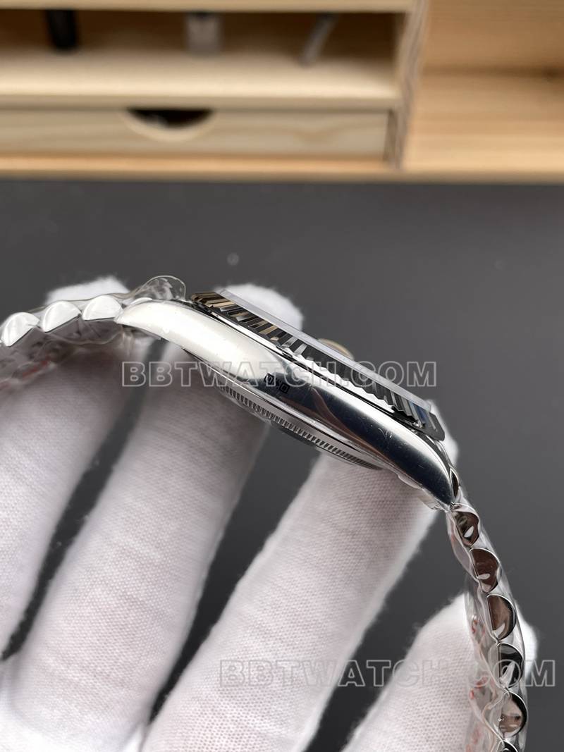 劳力士顶级复刻手表ARF厂日志41mm黑盘3235钢带款侧面实拍图