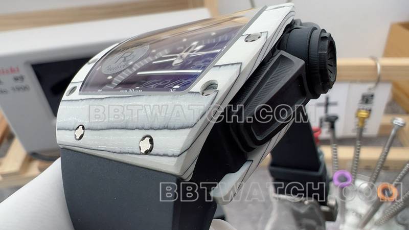 理查德米勒最佳复刻手表R厂镂空盘白壳黑色橡胶款RM061侧面实拍图