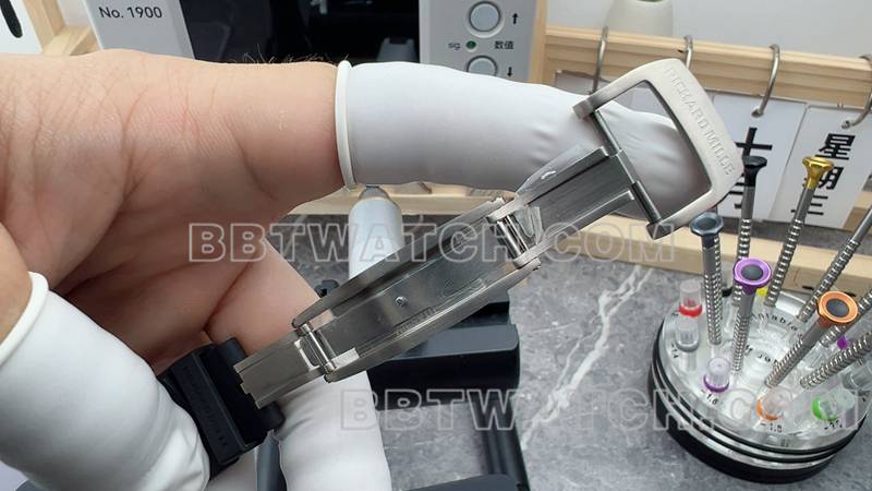 理查德米勒最佳复刻手表R厂镂空盘白壳黑色橡胶款RM061表扣实拍图