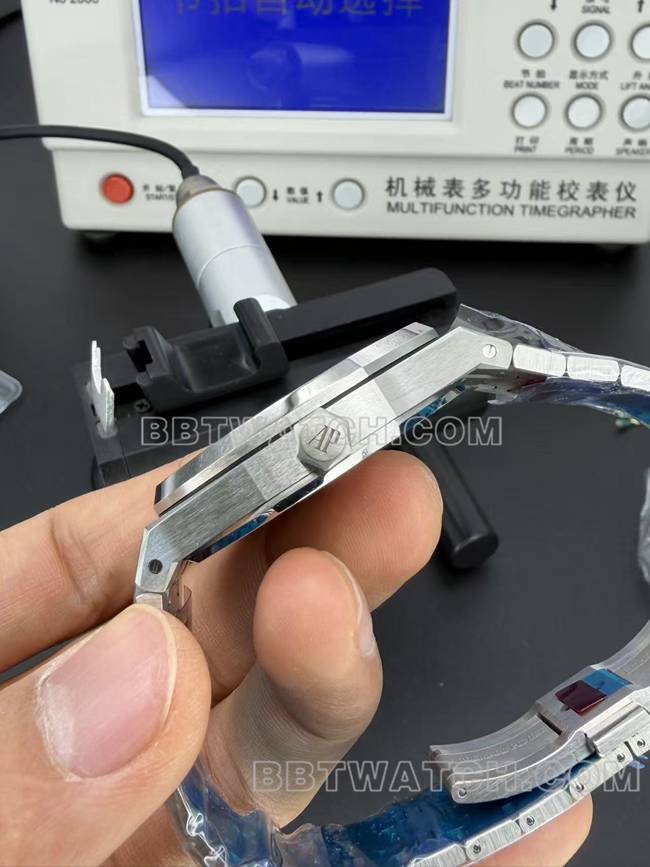 爱彼1:1复刻手表DDF厂皇家橡树41mm白盘4302机械机芯钢带款侧面实拍图