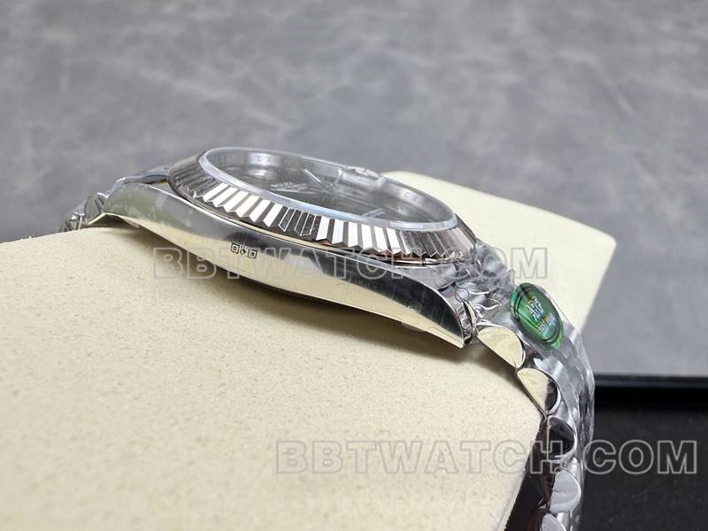 劳力士最佳复刻手表ARF厂日志41mm灰盘绿萝3235钢带款侧面实拍图