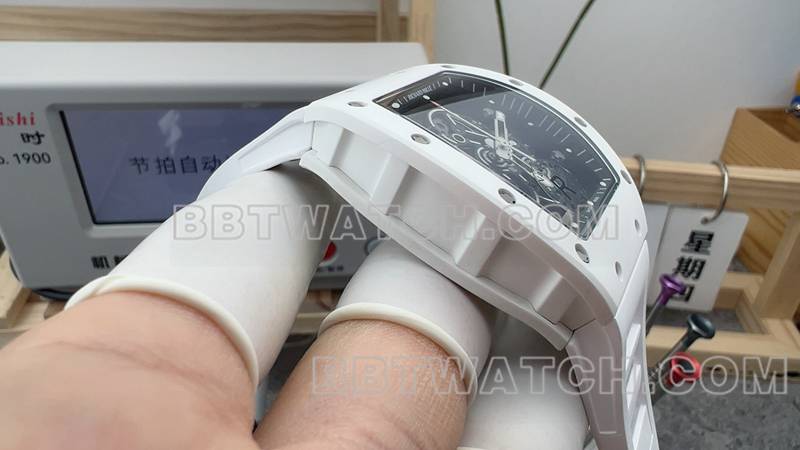 理查德米勒顶级复刻手表R厂镂空盘白色橡胶款RM055侧面实拍图