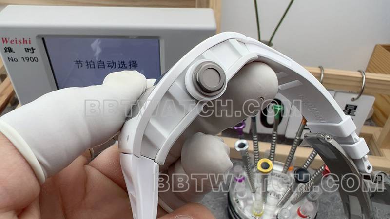 理查德米勒顶级复刻手表R厂镂空盘白色橡胶款RM055侧面实拍图