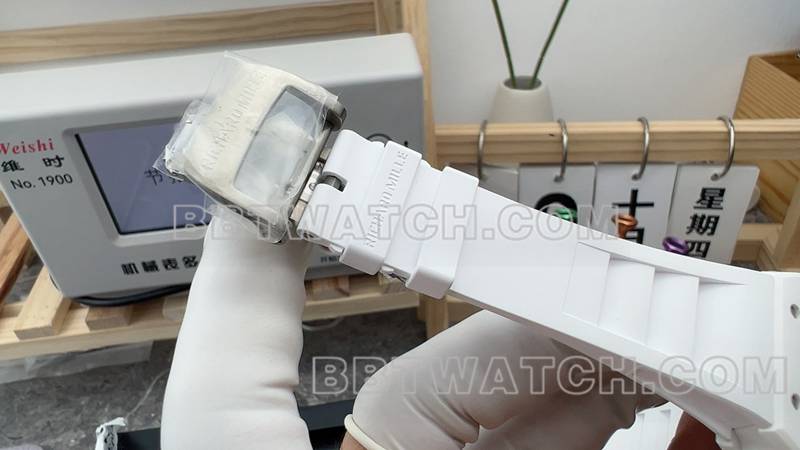 理查德米勒顶级复刻手表R厂镂空盘白色橡胶款RM055表带实拍图