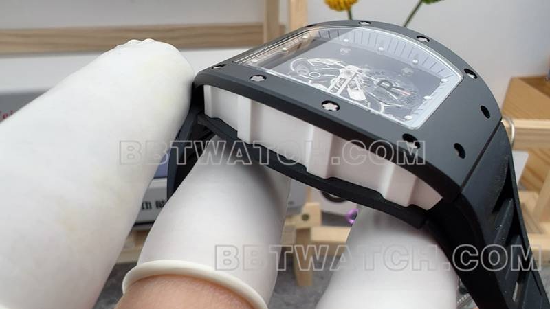 理查德米勒最优复刻手表R厂镂空盘黑色橡胶款RM055侧面实拍图