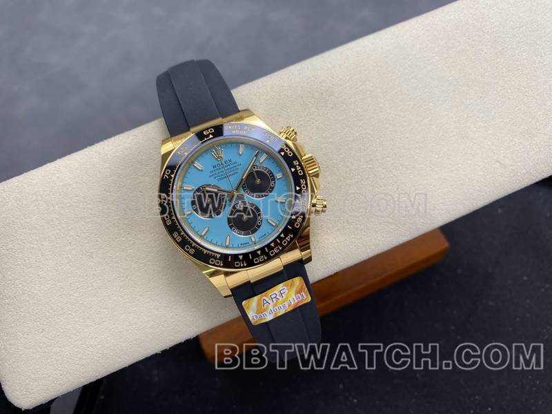 劳力士顶级复刻手表ARF厂迪通拿蓝盘黄金4131橡胶款正面实拍图