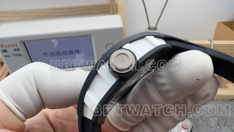 理查德米勒最优复刻手表R厂镂空盘黑色橡胶款RM055侧面实拍图