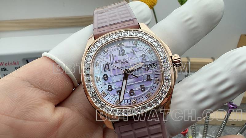 百达翡丽最佳复刻手表手雷白色珍珠母贝盘橡胶款正面实拍图