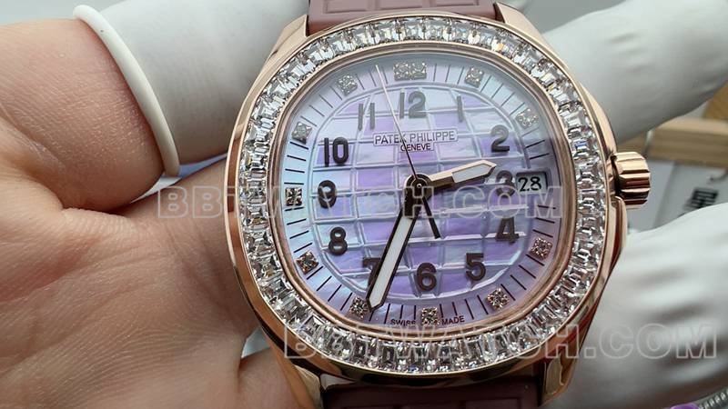 百达翡丽最佳复刻手表手雷白色珍珠母贝盘橡胶款正面实拍图