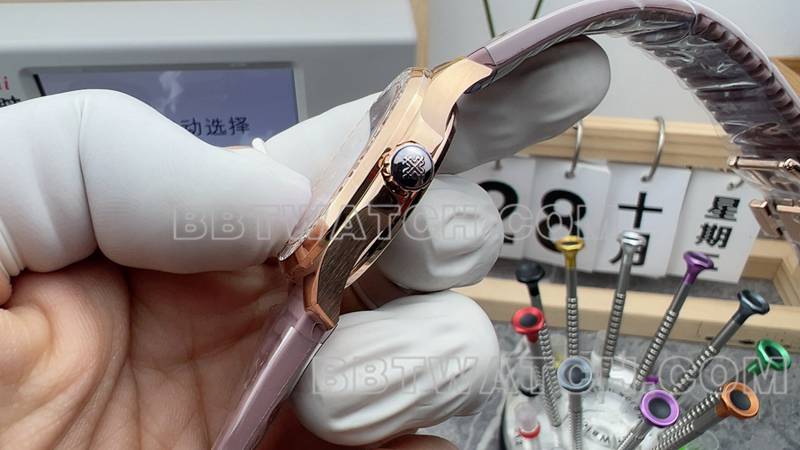 百达翡丽最佳复刻手表手雷白色珍珠母贝盘橡胶款侧面实拍图