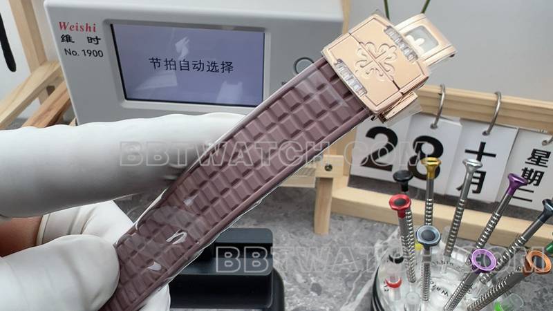 百达翡丽最佳复刻手表手雷白色珍珠母贝盘橡胶款表带实拍图