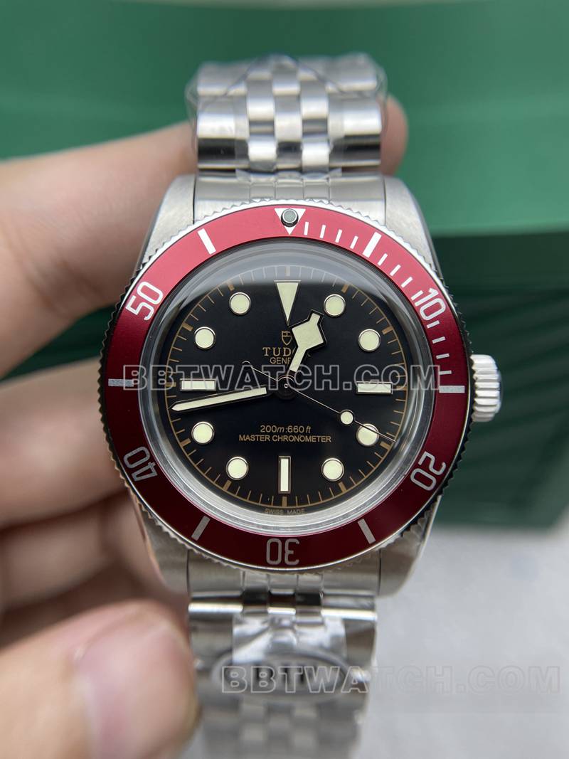 帝舵超级克隆手表DIF厂碧湾41mm小红盾机械钢带款正面实拍图