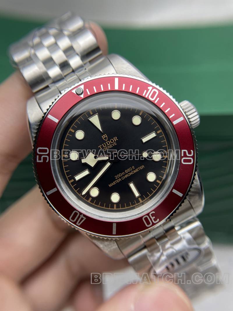 帝舵超级克隆手表DIF厂碧湾41mm小红盾机械钢带款正面实拍图