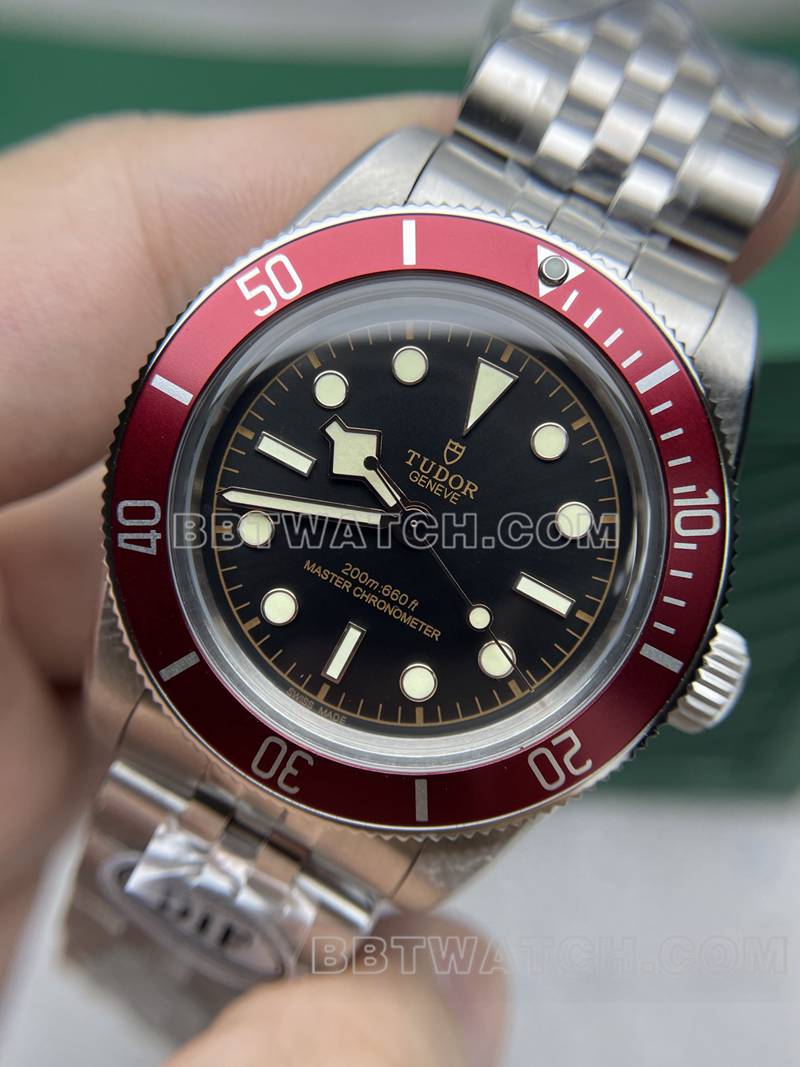 帝舵超级克隆手表DIF厂碧湾41mm小红盾机械钢带款正面实拍图