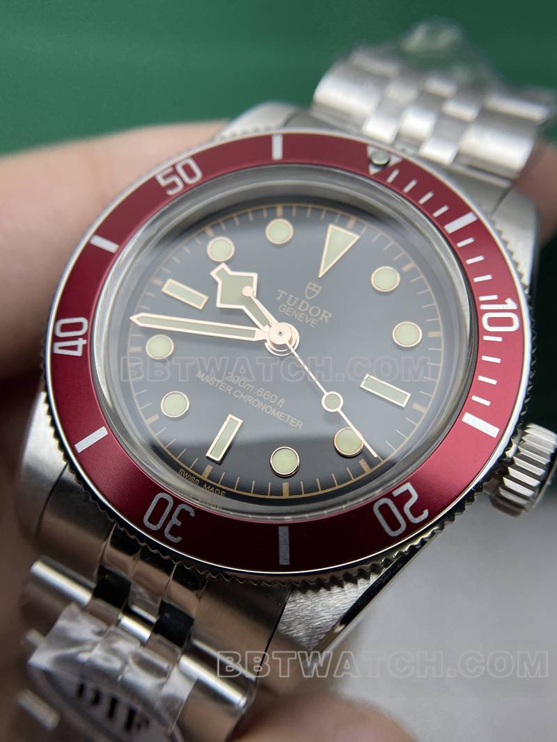 帝舵超级克隆手表DIF厂碧湾41mm小红盾机械钢带款正面实拍图