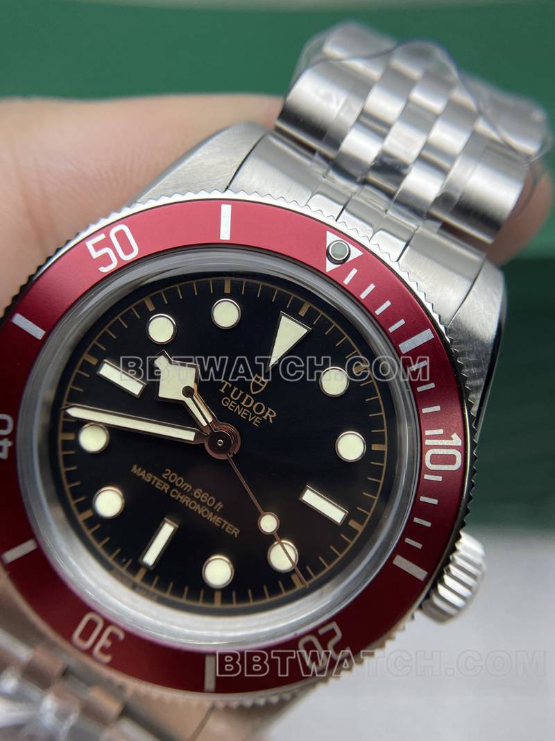 帝舵超级克隆手表DIF厂碧湾41mm小红盾机械钢带款正面实拍图