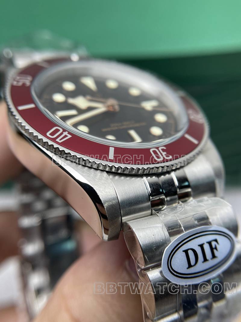 帝舵超级克隆手表DIF厂碧湾41mm小红盾机械钢带款侧面实拍图