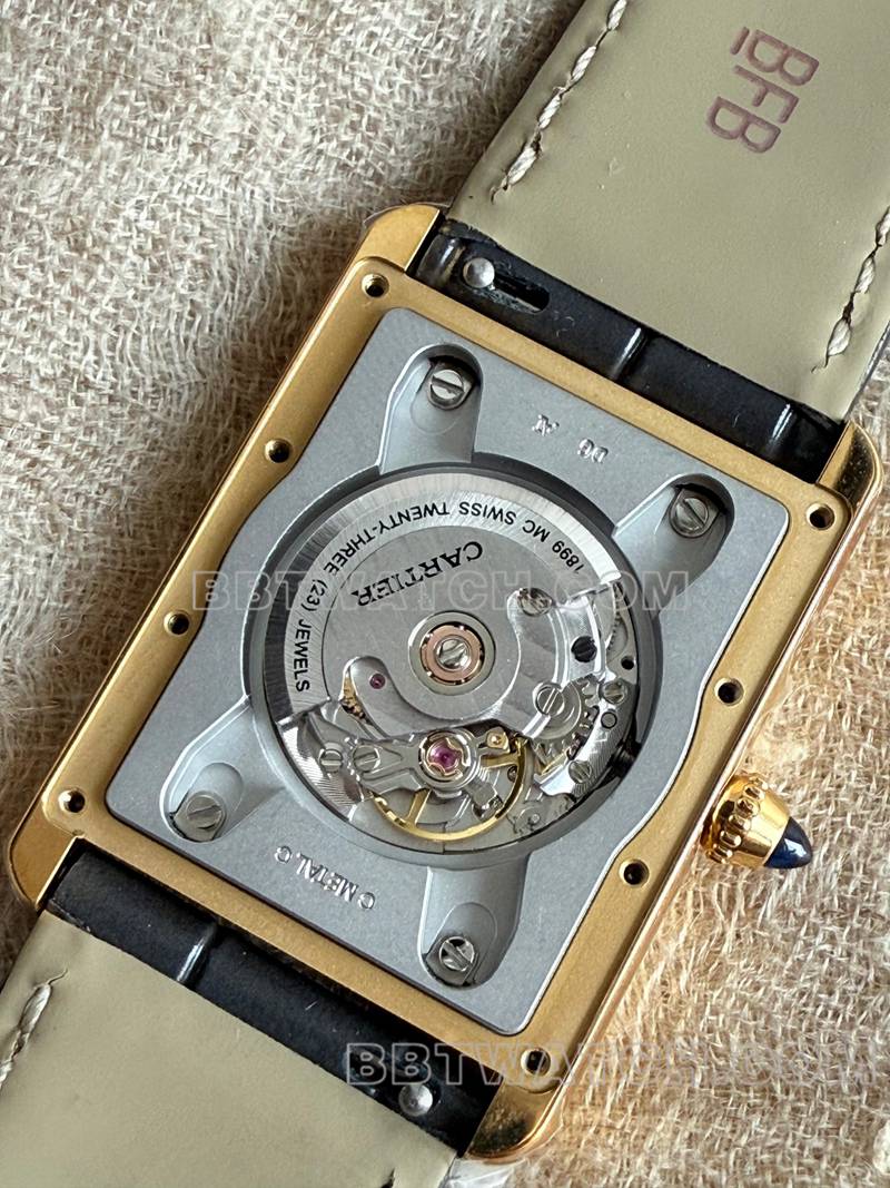 卡地亚超级克隆手表F1厂坦克白盘黄金壳2899MC机芯皮带款背面实拍图