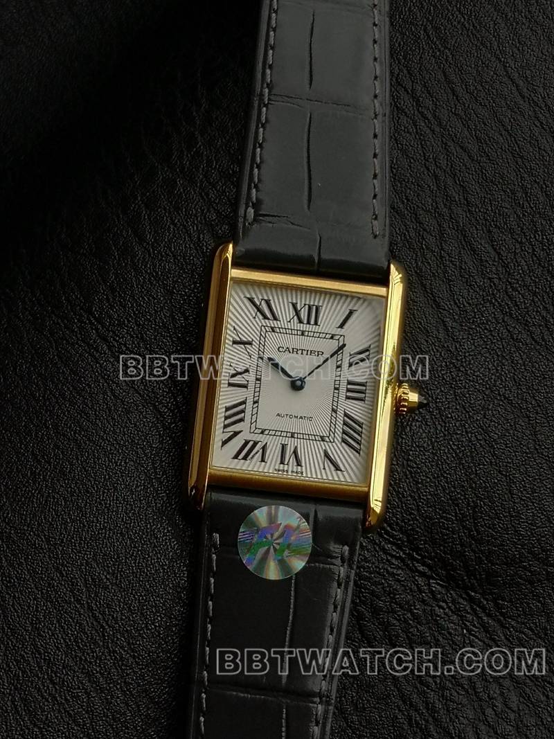 卡地亚超级克隆手表F1厂坦克白盘黄金壳2899MC机芯皮带款正面实拍图