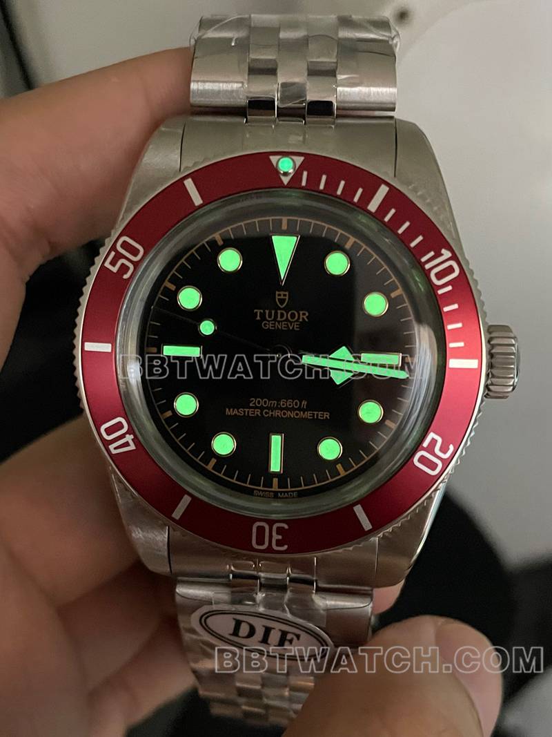 帝舵超级克隆手表DIF厂碧湾41mm小红盾机械钢带款夜光实拍图