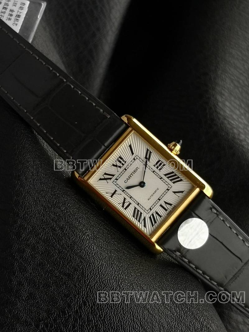 卡地亚超级克隆手表F1厂坦克白盘黄金壳2899MC机芯皮带款正面实拍图