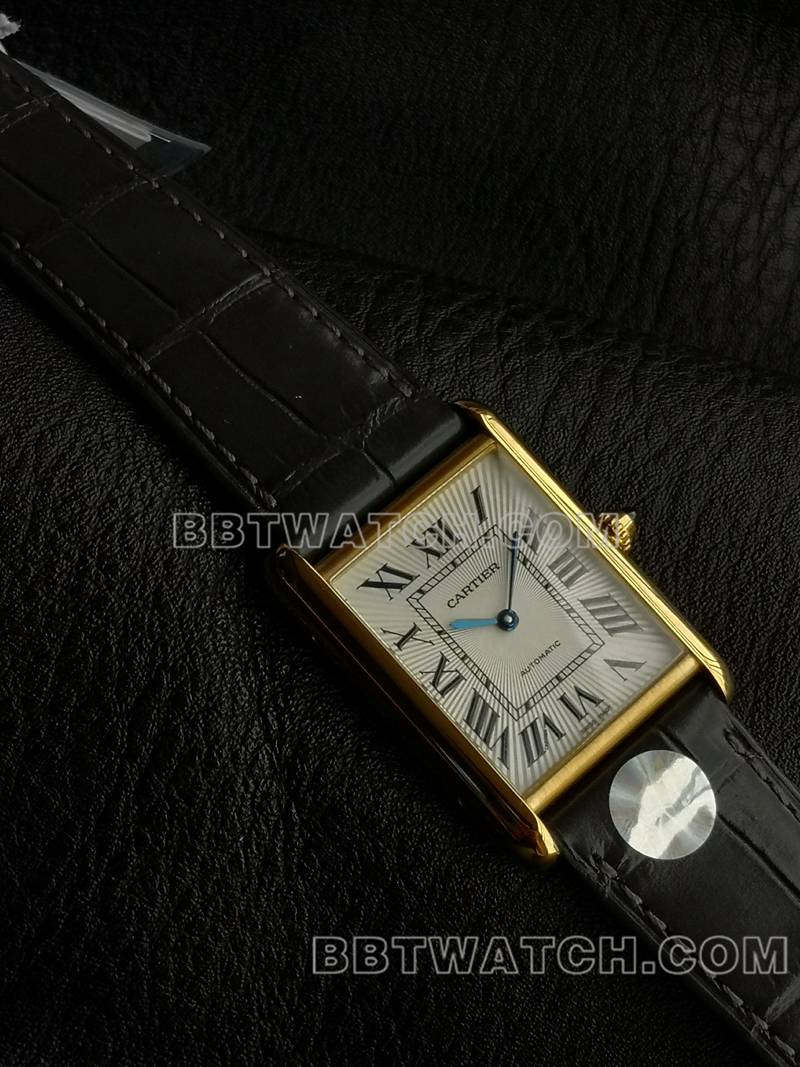 卡地亚超级克隆手表F1厂坦克白盘黄金壳2899MC机芯皮带款正面实拍图